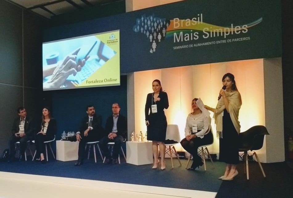 Composição da mesa na sala temática 5 - Seminário de Alinhamento entre os Parceiros, no evento Brasil Mais Simples 2018.