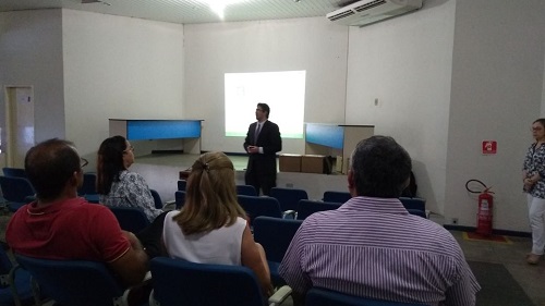 Gestores e representantes dos municípios da região de Iguatu, vice-presidente da Jucec, Caio Rodrigues, e analista de sistemas da Jucec, Victor Lima.